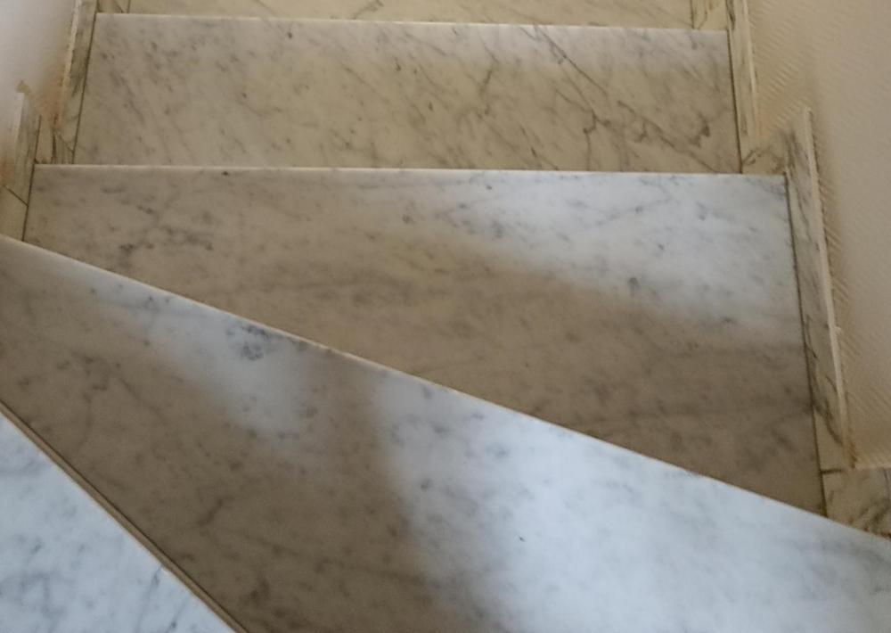 escaliers blancs